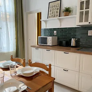 Large In Apartman